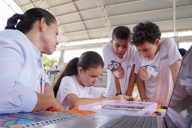 COLEGIO COMFACESAR SEDE DEL TORNEO SET VEINTIUNO DE ROBOTICA