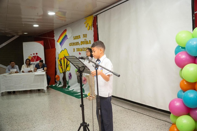 68EstudiantesParticiparonConcursoIntercolegialLecturaVozAlta